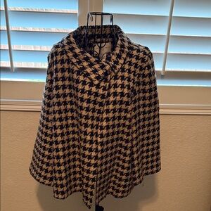 Jaclyn Smith Black and Tan Houndstooth Cape with sleeves